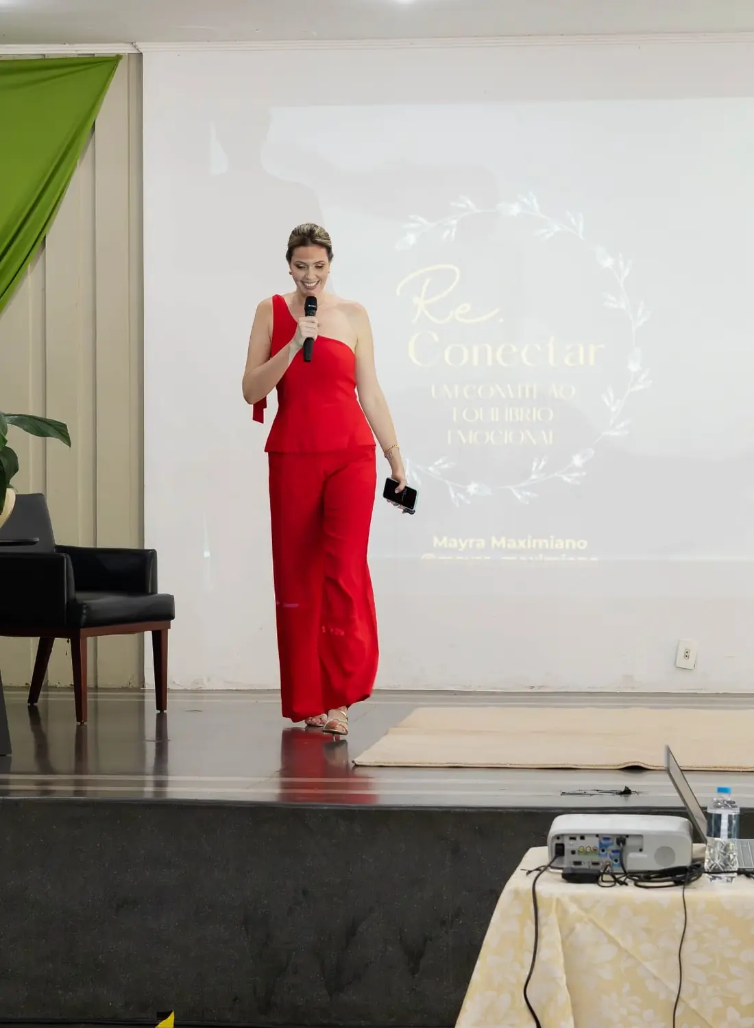 Mayra Maximiano abrindo uma edição anterior do Re.conectar no palco