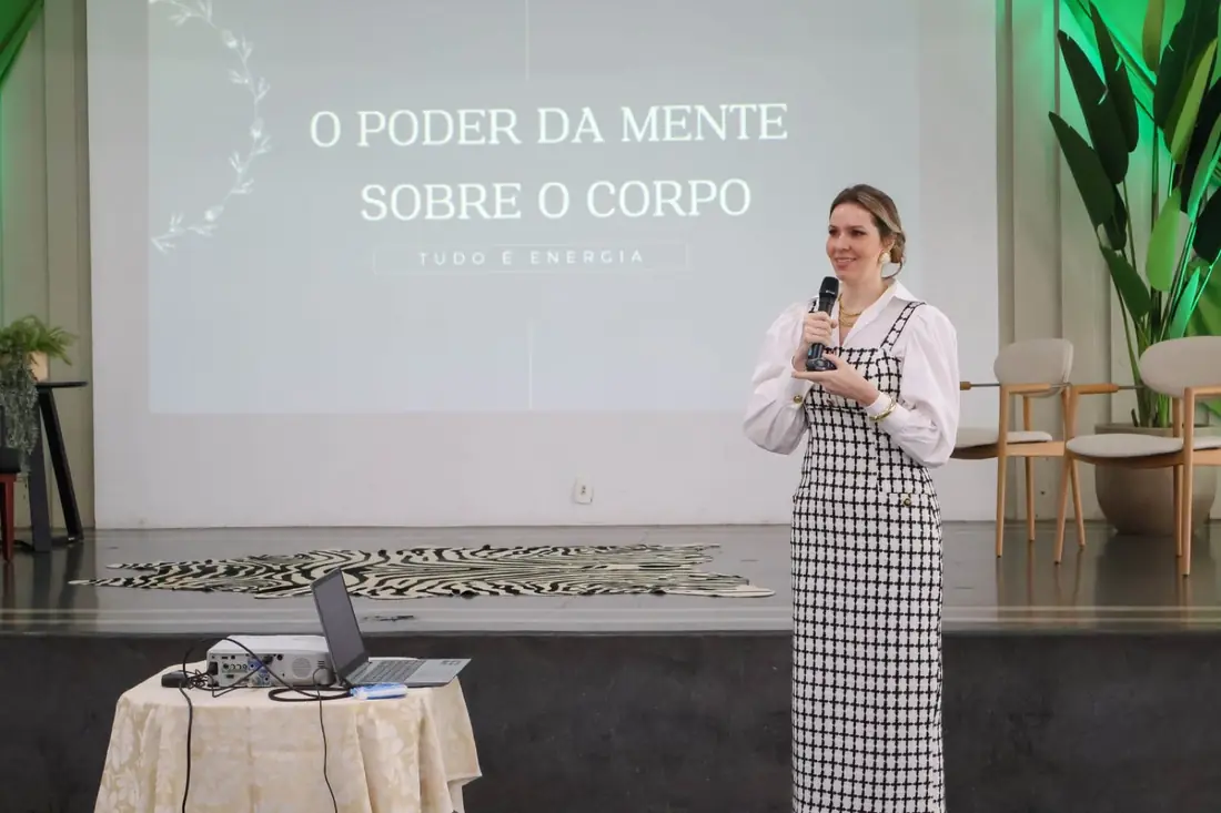 Mayra Maximiano palestrando sobre o poder da mente sobre o corpo